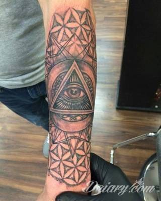 Tatuaże geometryczne niepokojąco kuszące wzrok. Łączą prostą formę opartą na kilku kształtach jak i duże formaty o spójnej kompozycji graficznej stworzonej z niewielkich symboli.  