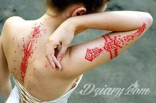 Tatuaże geometryczne niepokojąco kuszące wzrok. Łączą prostą formę opartą na kilku kształtach jak i duże formaty o spójnej kompozycji graficznej stworzonej z niewielkich symboli.  