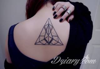 Tatuaże geometryczne niepokojąco kuszące wzrok. Łączą prostą formę opartą na kilku kształtach jak i duże formaty o spójnej kompozycji graficznej stworzonej z niewielkich symboli.  