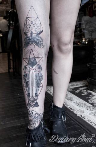 Tatuaże geometryczne niepokojąco kuszące wzrok. Łączą prostą formę opartą na kilku kształtach jak i duże formaty o spójnej kompozycji graficznej stworzonej z niewielkich symboli.  