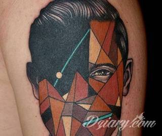 Tatuaże geometryczne niepokojąco kuszące wzrok. Łączą prostą formę opartą na kilku kształtach jak i duże formaty o spójnej kompozycji graficznej stworzonej z niewielkich symboli.  