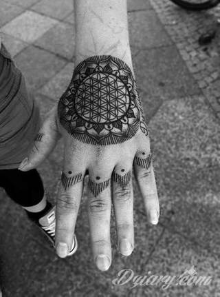 Tatuaże geometryczne niepokojąco kuszące wzrok. Łączą prostą formę opartą na kilku kształtach jak i duże formaty o spójnej kompozycji graficznej stworzonej z niewielkich symboli.  