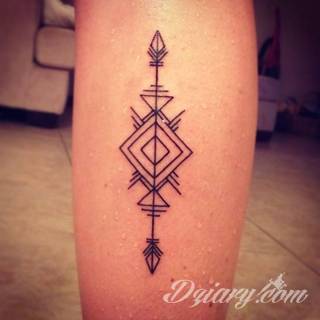 Tatuaże geometryczne niepokojąco kuszące wzrok. Łączą prostą formę opartą na kilku kształtach jak i duże formaty o spójnej kompozycji graficznej stworzonej z niewielkich symboli.  