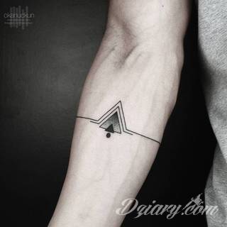 Tatuaże geometryczne niepokojąco kuszące wzrok. Łączą prostą formę opartą na kilku kształtach jak i duże formaty o spójnej kompozycji graficznej stworzonej z niewielkich symboli.  