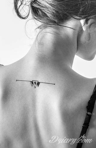 Tatuaże geometryczne niepokojąco kuszące wzrok. Łączą prostą formę opartą na kilku kształtach jak i duże formaty o spójnej kompozycji graficznej stworzonej z niewielkich symboli.  