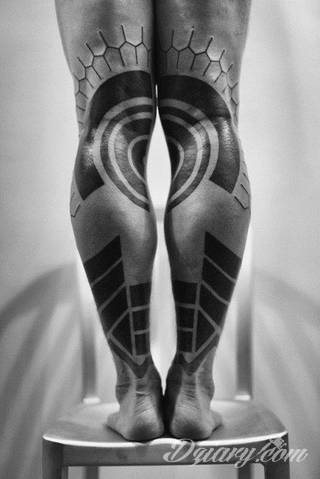 Tatuaże geometryczne niepokojąco kuszące wzrok. Łączą prostą formę opartą na kilku kształtach jak i duże formaty o spójnej kompozycji graficznej stworzonej z niewielkich symboli.  