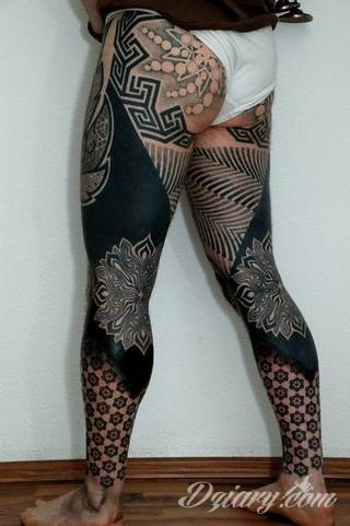 Tatuaże geometryczne niepokojąco kuszące wzrok. Łączą prostą formę opartą na kilku kształtach jak i duże formaty o spójnej kompozycji graficznej stworzonej z niewielkich symboli.  