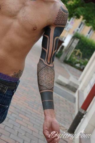 Tatuaże geometryczne niepokojąco kuszące wzrok. Łączą prostą formę opartą na kilku kształtach jak i duże formaty o spójnej kompozycji graficznej stworzonej z niewielkich symboli.  