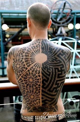 Tatuaże geometryczne niepokojąco kuszące wzrok. Łączą prostą formę opartą na kilku kształtach jak i duże formaty o spójnej kompozycji graficznej stworzonej z niewielkich symboli.  