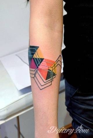 Tatuaże geometryczne niepokojąco kuszące wzrok. Łączą prostą formę opartą na kilku kształtach jak i duże formaty o spójnej kompozycji graficznej stworzonej z niewielkich symboli.  