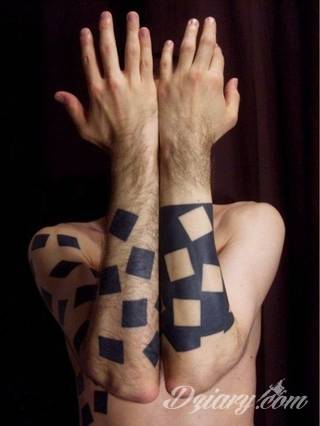 Tatuaże geometryczne niepokojąco kuszące wzrok. Łączą prostą formę opartą na kilku kształtach jak i duże formaty o spójnej kompozycji graficznej stworzonej z niewielkich symboli.  