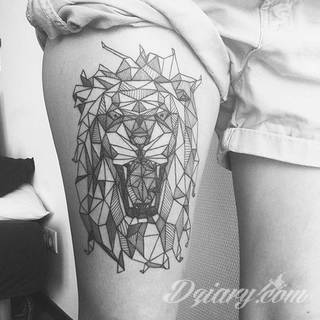 Tatuaże geometryczne niepokojąco kuszące wzrok. Łączą prostą formę opartą na kilku kształtach jak i duże formaty o spójnej kompozycji graficznej stworzonej z niewielkich symboli.  
