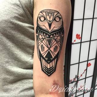 Tatuaże geometryczne niepokojąco kuszące wzrok. Łączą prostą formę opartą na kilku kształtach jak i duże formaty o spójnej kompozycji graficznej stworzonej z niewielkich symboli.  