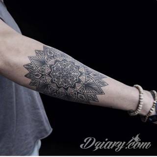 Tatuaże geometryczne niepokojąco kuszące wzrok. Łączą prostą formę opartą na kilku kształtach jak i duże formaty o spójnej kompozycji graficznej stworzonej z niewielkich symboli.  