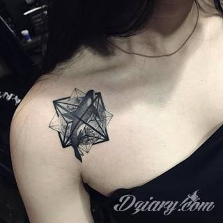 Tatuaże geometryczne niepokojąco kuszące wzrok. Łączą prostą formę opartą na kilku kształtach jak i duże formaty o spójnej kompozycji graficznej stworzonej z niewielkich symboli.  