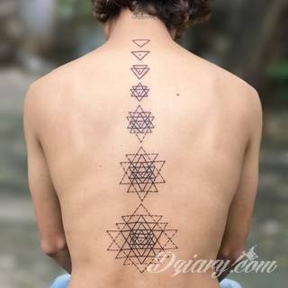 Tatuaże geometryczne niepokojąco kuszące wzrok. Łączą prostą formę opartą na kilku kształtach jak i duże formaty o spójnej kompozycji graficznej stworzonej z niewielkich symboli.  