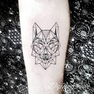 Tatuaże geometryczne niepokojąco kuszące wzrok. Łączą prostą formę opartą na kilku kształtach jak i duże formaty o spójnej kompozycji graficznej stworzonej z niewielkich symboli.  