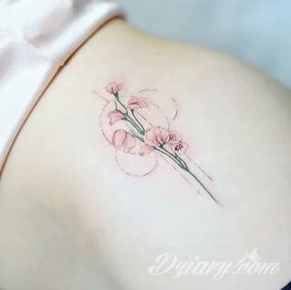 Tatuaże geometryczne niepokojąco kuszące wzrok. Łączą prostą formę opartą na kilku kształtach jak i duże formaty o spójnej kompozycji graficznej stworzonej z niewielkich symboli.  