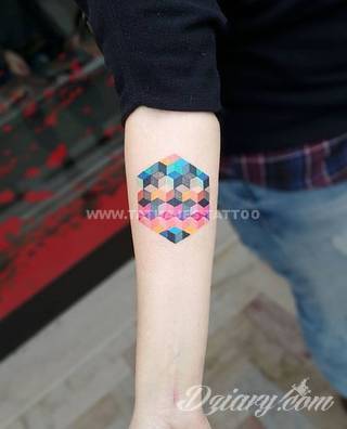 Tatuaże geometryczne niepokojąco kuszące wzrok. Łączą prostą formę opartą na kilku kształtach jak i duże formaty o spójnej kompozycji graficznej stworzonej z niewielkich symboli.  