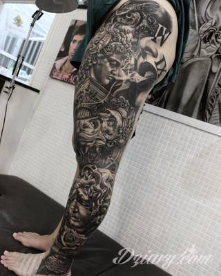 Klimatyczne tatuaże greckie wprost nawiązujące do uroków Hellady. Wzory grafik na ciele oparte są na mitologii oraz sekretnej symbolice starożytnych Aten. Zdobiąc ciało, podkreślają znaczenie historii w ludzkim życiu.