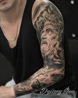 Klimatyczne tatuaże greckie wprost nawiązujące do uroków Hellady. Wzory grafik na ciele oparte są na mitologii oraz sekretnej symbolice starożytnych Aten. Zdobiąc ciało, podkreślają znaczenie historii w ludzkim życiu.