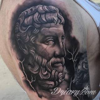 Klimatyczne tatuaże greckie wprost nawiązujące do uroków Hellady. Wzory grafik na ciele oparte są na mitologii oraz sekretnej symbolice starożytnych Aten. Zdobiąc ciało, podkreślają znaczenie historii w ludzkim życiu.