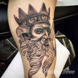 Klimatyczne tatuaże greckie wprost nawiązujące do uroków Hellady. Wzory grafik na ciele oparte są na mitologii oraz sekretnej symbolice starożytnych Aten. Zdobiąc ciało, podkreślają znaczenie historii w ludzkim życiu.