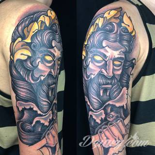 Klimatyczne tatuaże greckie wprost nawiązujące do uroków Hellady. Wzory grafik na ciele oparte są na mitologii oraz sekretnej symbolice starożytnych Aten. Zdobiąc ciało, podkreślają znaczenie historii w ludzkim życiu.