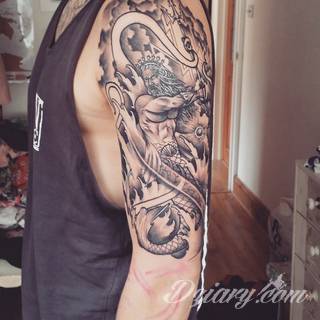 Klimatyczne tatuaże greckie wprost nawiązujące do uroków Hellady. Wzory grafik na ciele oparte są na mitologii oraz sekretnej symbolice starożytnych Aten. Zdobiąc ciało, podkreślają znaczenie historii w ludzkim życiu.