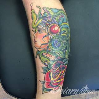 Klimatyczne tatuaże greckie wprost nawiązujące do uroków Hellady. Wzory grafik na ciele oparte są na mitologii oraz sekretnej symbolice starożytnych Aten. Zdobiąc ciało, podkreślają znaczenie historii w ludzkim życiu.