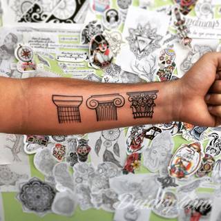 Klimatyczne tatuaże greckie wprost nawiązujące do uroków Hellady. Wzory grafik na ciele oparte są na mitologii oraz sekretnej symbolice starożytnych Aten. Zdobiąc ciało, podkreślają znaczenie historii w ludzkim życiu.