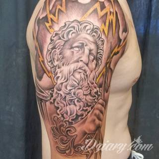 Klimatyczne tatuaże greckie wprost nawiązujące do uroków Hellady. Wzory grafik na ciele oparte są na mitologii oraz sekretnej symbolice starożytnych Aten. Zdobiąc ciało, podkreślają znaczenie historii w ludzkim życiu.