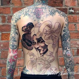 Klimatyczne tatuaże greckie wprost nawiązujące do uroków Hellady. Wzory grafik na ciele oparte są na mitologii oraz sekretnej symbolice starożytnych Aten. Zdobiąc ciało, podkreślają znaczenie historii w ludzkim życiu.