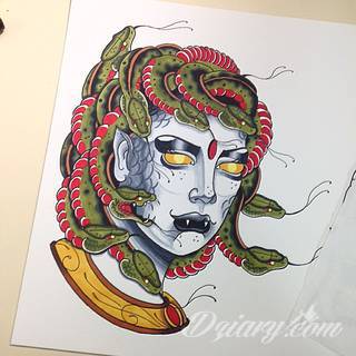 Klimatyczne tatuaże greckie wprost nawiązujące do uroków Hellady. Wzory grafik na ciele oparte są na mitologii oraz sekretnej symbolice starożytnych Aten. Zdobiąc ciało, podkreślają znaczenie historii w ludzkim życiu.