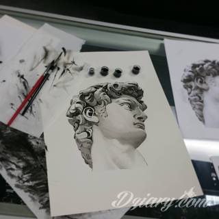 Klimatyczne tatuaże greckie wprost nawiązujące do uroków Hellady. Wzory grafik na ciele oparte są na mitologii oraz sekretnej symbolice starożytnych Aten. Zdobiąc ciało, podkreślają znaczenie historii w ludzkim życiu.