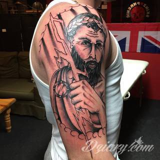 Klimatyczne tatuaże greckie wprost nawiązujące do uroków Hellady. Wzory grafik na ciele oparte są na mitologii oraz sekretnej symbolice starożytnych Aten. Zdobiąc ciało, podkreślają znaczenie historii w ludzkim życiu.