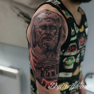 Klimatyczne tatuaże greckie wprost nawiązujące do uroków Hellady. Wzory grafik na ciele oparte są na mitologii oraz sekretnej symbolice starożytnych Aten. Zdobiąc ciało, podkreślają znaczenie historii w ludzkim życiu.