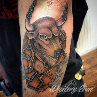 Klimatyczne tatuaże greckie wprost nawiązujące do uroków Hellady. Wzory grafik na ciele oparte są na mitologii oraz sekretnej symbolice starożytnych Aten. Zdobiąc ciało, podkreślają znaczenie historii w ludzkim życiu.