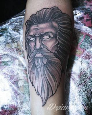 Klimatyczne tatuaże greckie wprost nawiązujące do uroków Hellady. Wzory grafik na ciele oparte są na mitologii oraz sekretnej symbolice starożytnych Aten. Zdobiąc ciało, podkreślają znaczenie historii w ludzkim życiu.