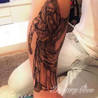 Klimatyczne tatuaże greckie wprost nawiązujące do uroków Hellady. Wzory grafik na ciele oparte są na mitologii oraz sekretnej symbolice starożytnych Aten. Zdobiąc ciało, podkreślają znaczenie historii w ludzkim życiu.