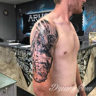 Klimatyczne tatuaże greckie wprost nawiązujące do uroków Hellady. Wzory grafik na ciele oparte są na mitologii oraz sekretnej symbolice starożytnych Aten. Zdobiąc ciało, podkreślają znaczenie historii w ludzkim życiu.