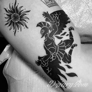 Klimatyczne tatuaże greckie wprost nawiązujące do uroków Hellady. Wzory grafik na ciele oparte są na mitologii oraz sekretnej symbolice starożytnych Aten. Zdobiąc ciało, podkreślają znaczenie historii w ludzkim życiu.