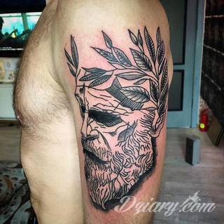 Klimatyczne tatuaże greckie wprost nawiązujące do uroków Hellady. Wzory grafik na ciele oparte są na mitologii oraz sekretnej symbolice starożytnych Aten. Zdobiąc ciało, podkreślają znaczenie historii w ludzkim życiu.