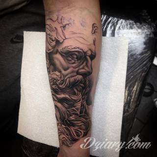 Klimatyczne tatuaże greckie wprost nawiązujące do uroków Hellady. Wzory grafik na ciele oparte są na mitologii oraz sekretnej symbolice starożytnych Aten. Zdobiąc ciało, podkreślają znaczenie historii w ludzkim życiu.