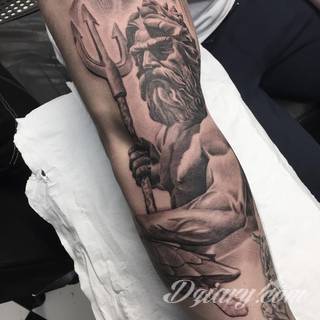 Klimatyczne tatuaże greckie wprost nawiązujące do uroków Hellady. Wzory grafik na ciele oparte są na mitologii oraz sekretnej symbolice starożytnych Aten. Zdobiąc ciało, podkreślają znaczenie historii w ludzkim życiu.