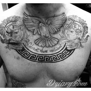 Klimatyczne tatuaże greckie wprost nawiązujące do uroków Hellady. Wzory grafik na ciele oparte są na mitologii oraz sekretnej symbolice starożytnych Aten. Zdobiąc ciało, podkreślają znaczenie historii w ludzkim życiu.