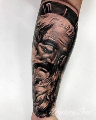 Klimatyczne tatuaże greckie wprost nawiązujące do uroków Hellady. Wzory grafik na ciele oparte są na mitologii oraz sekretnej symbolice starożytnych Aten. Zdobiąc ciało, podkreślają znaczenie historii w ludzkim życiu.