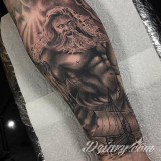 Klimatyczne tatuaże greckie wprost nawiązujące do uroków Hellady. Wzory grafik na ciele oparte są na mitologii oraz sekretnej symbolice starożytnych Aten. Zdobiąc ciało, podkreślają znaczenie historii w ludzkim życiu.