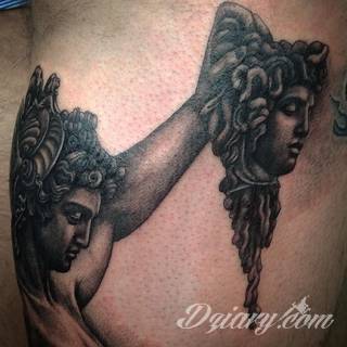 Klimatyczne tatuaże greckie wprost nawiązujące do uroków Hellady. Wzory grafik na ciele oparte są na mitologii oraz sekretnej symbolice starożytnych Aten. Zdobiąc ciało, podkreślają znaczenie historii w ludzkim życiu.