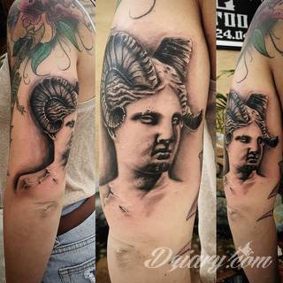 Klimatyczne tatuaże greckie wprost nawiązujące do uroków Hellady. Wzory grafik na ciele oparte są na mitologii oraz sekretnej symbolice starożytnych Aten. Zdobiąc ciało, podkreślają znaczenie historii w ludzkim życiu.